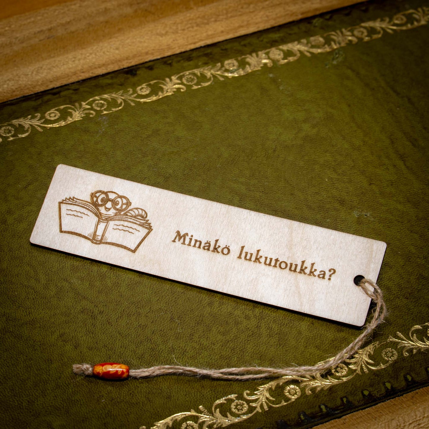 Puinen kirjanmerkki koivuvanerista – Minäkö lukutoukka – Puukkeli