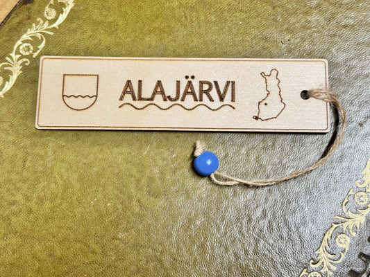 Puinen Alajärvi-kirjanmerkki koivuvanerista, Alajärven vaakuna ja Suomen kartta – Puukkeli