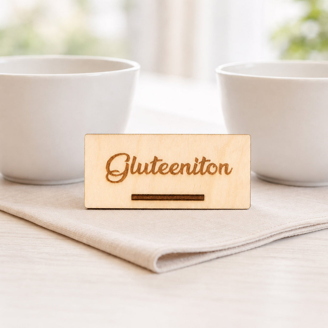 Puinen Gluteeniton-ruokavaliokyltti juhlapöydän tarjoilujen merkitsemiseen