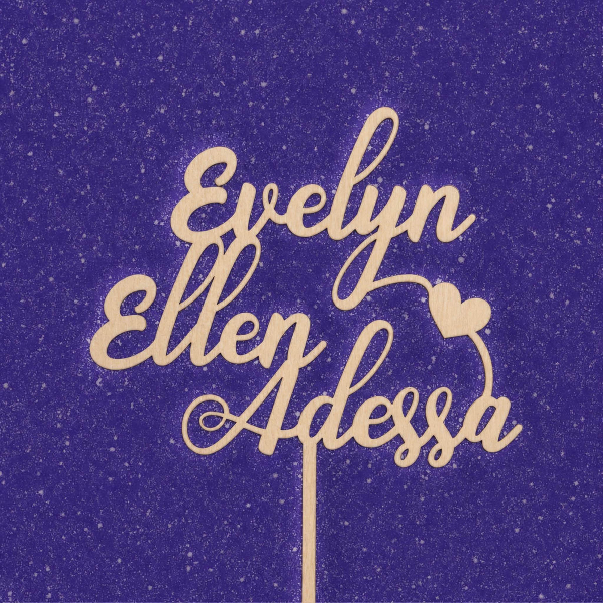 Personoitava koivuvanerinen kakkukoriste nimillä Evelyn Ellen Adessa