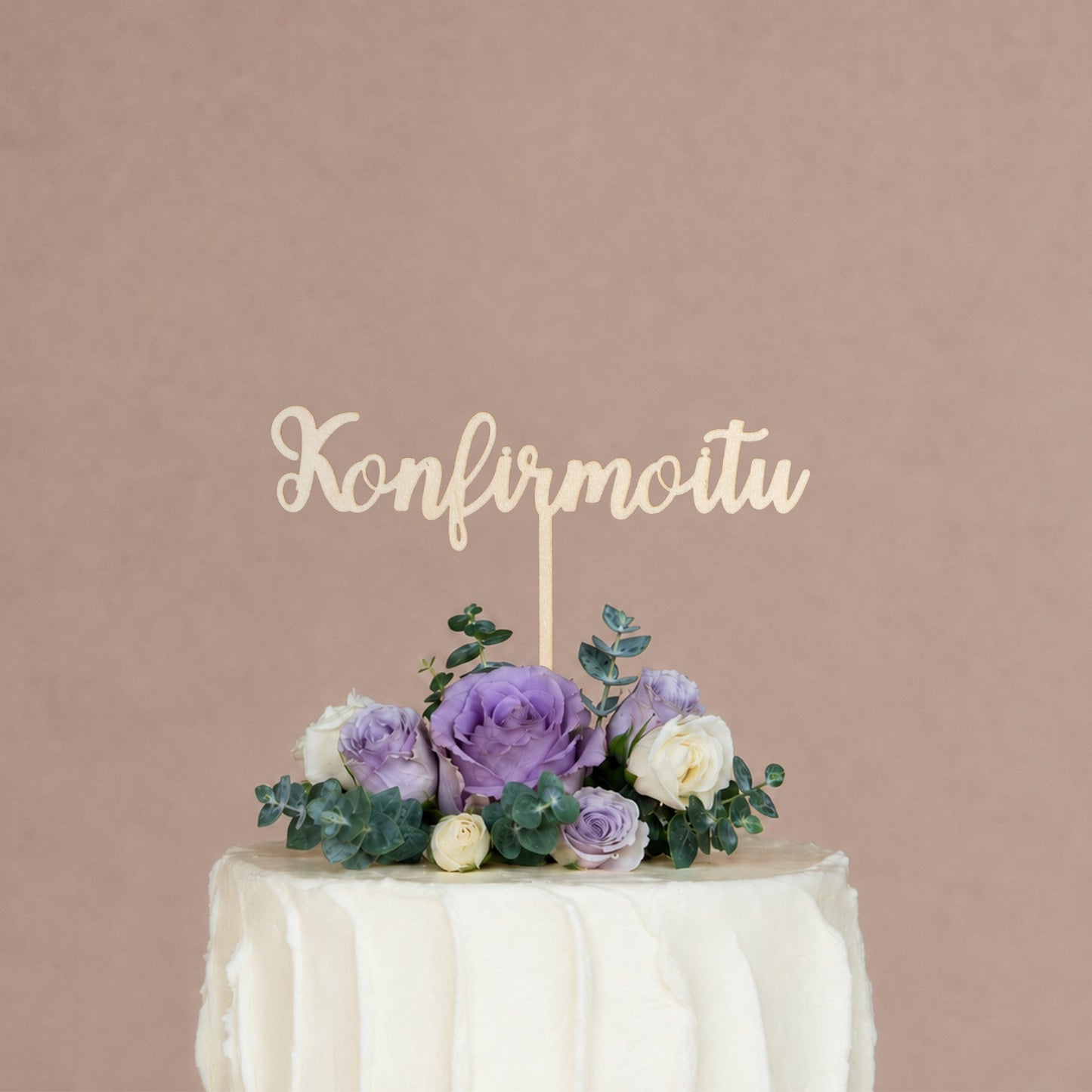 Konfirmoitu-kakkukoriste suomalaisesta koivuvanerista