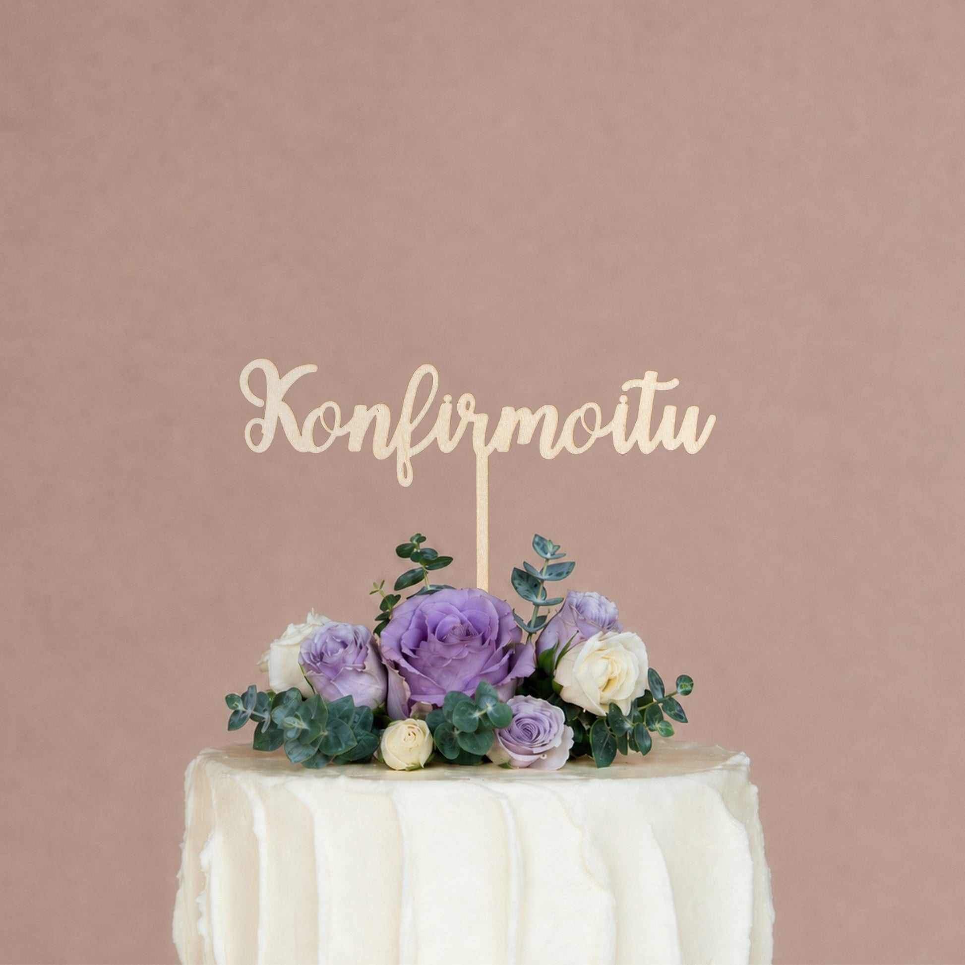 Konfirmoitu-kakkukoriste suomalaisesta koivuvanerista