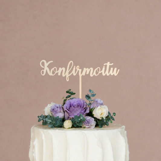 Konfirmoitu-kakkukoriste suomalaisesta koivuvanerista