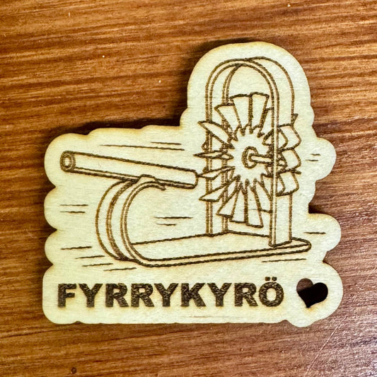Muotoon leikattu puinen Fyrrykyrö-jääkaappimagneetti, jossa on pläkkyri-aihe ja sydän.