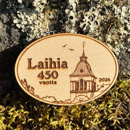 Maalaamaton soikea puumagneetti, jossa on Laihian kirkon kuva ja teksti Laihia 450 vuotta 2026.