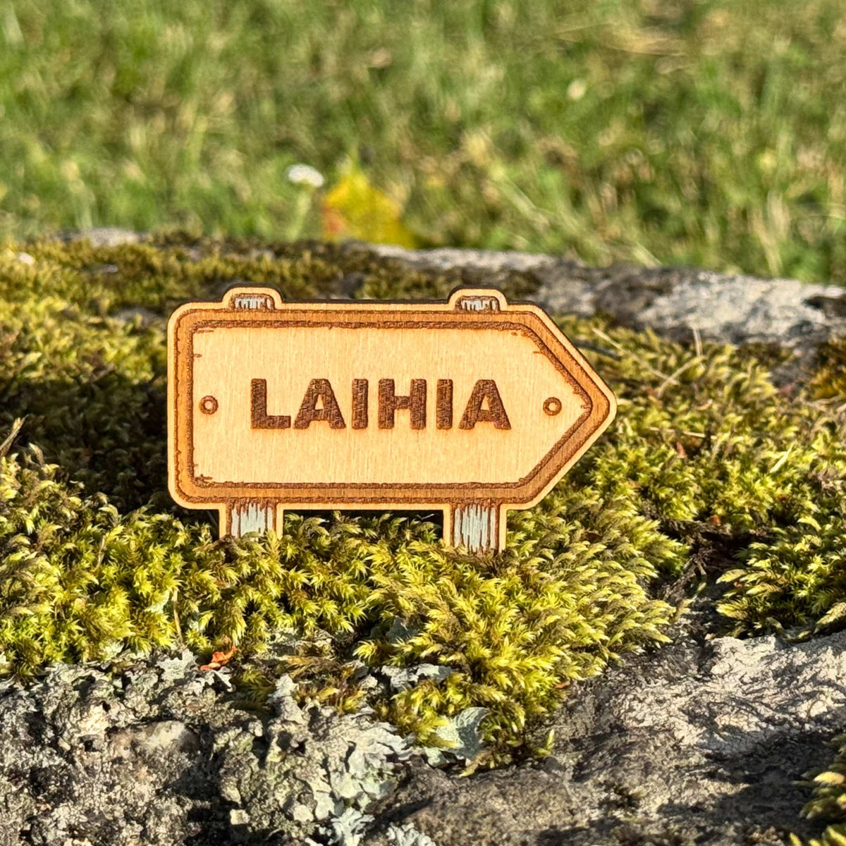 Suuntakyltin muotoinen puinen jääkaappimagneetti, jossa on oikealle osoittava nuoli ja teksti Laihia.
