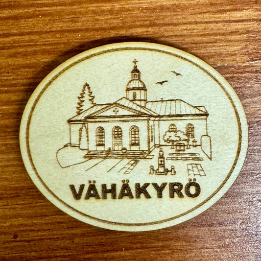 Puinen Vähäkyrö-jääkaappimagneetti, jossa on kaiverrettu kirkko ympäristöineen ja Vähäkyrö-teksti.