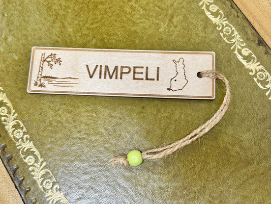 Puinen Vimpeli-kirjanmerkki koivuvanerista, järvimaisema ja Suomen kartta – Puukkeli